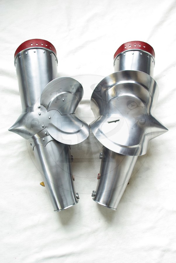 Pytowe osony rk druga poowa XV wieku. Mitynki inspirowane rkawicami z Churburga CH S23. W caoci wykonane ze stali redniowglowej, hartowane i odpuszczane do twardoci 38-42 HRC./ Plate arm harness for second half of XV c. Mittens inspired by gauntlets from Churburg CH S23. Fully made from medium carbon steel, heat hardened and tempered up to 38-42 HRC.
